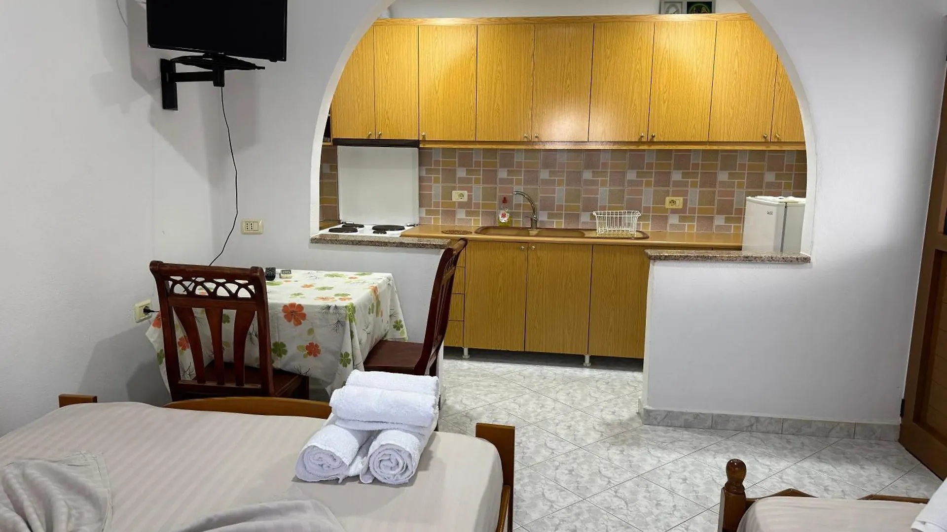 Holiday Rooms Εξαμίλιο Πανσιόν